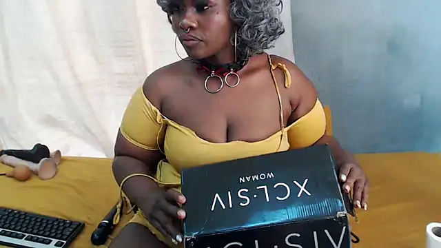 Snapshot of curvydarckcohocolate chatting on 05.01.26 curvydarckcohocolate online show from 05.01.26