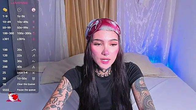 Snapshot of sara_queen10 chatting on 10.13.25 sara queen10 online show from 10.13.25