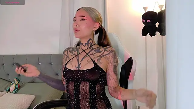 Snapshot of sara_queen10 chatting on 02.20.26 sara queen10 online show from 02.20.26