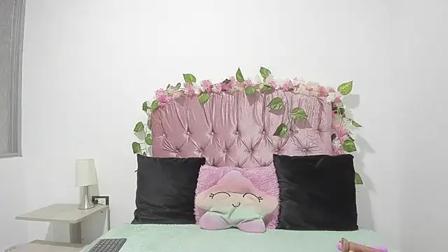 ivy moon05 online show from 10.13.25