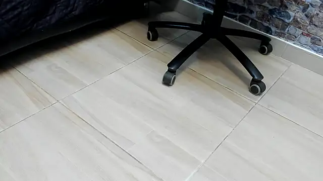 Snapshot of ALYANNA_HOT_ chatting on 12.04.25 ALYANNA HOT online show from 12.04.25