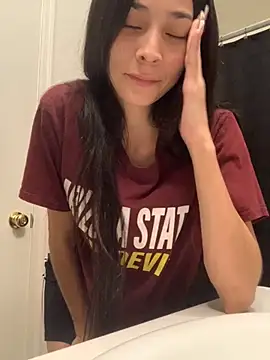 Snapshot of lovinlush chatting on 11.08.25 lovinlush online show from 11.08.25