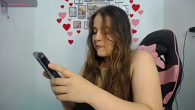 Snapshot of Pregnant_Kloe chatting on 06.10.26 Pregnant Kloe online show from 06.10.26