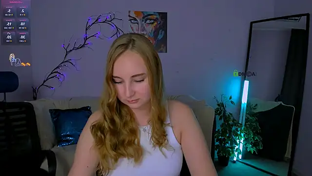 Snapshot of belly_bey chatting on 09.14.25 belly bey online show from 09.14.25