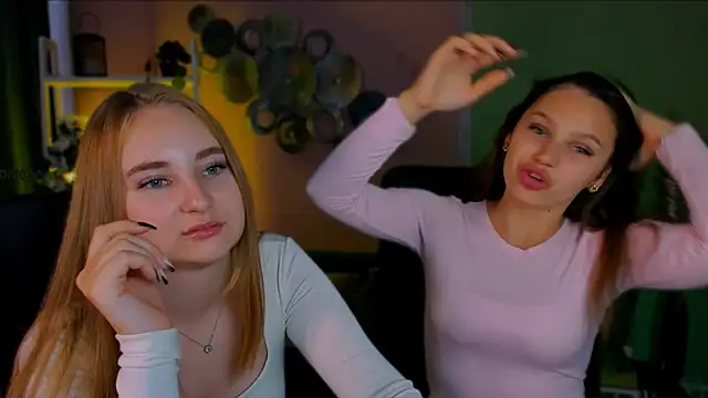 Snapshot of belly_bey chatting on 09.23.25 belly bey online show from 09.23.25