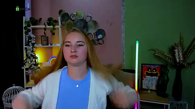 Snapshot of belly_bey chatting on 10.07.25 belly bey online show from 10.07.25