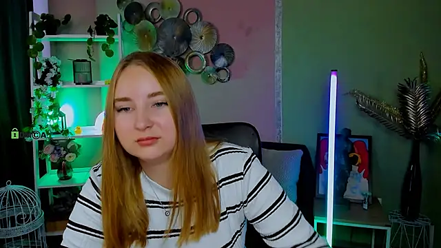 Snapshot of belly_bey chatting on 10.08.25 belly bey online show from 10.08.25