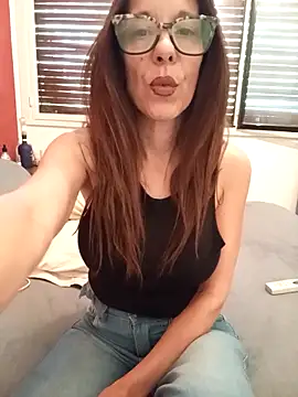 Snapshot of Esmeralda_passion chatting on 10.15.25 Esmeralda passion online show from 10.15.25