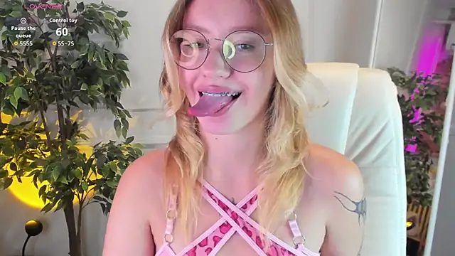 Snapshot of Nerissa_xo chatting on 10.02.25 Nerissa xo online show from 10.02.25