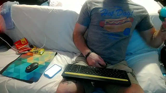 Luv2SuckBWC92 online show from 09.18.25