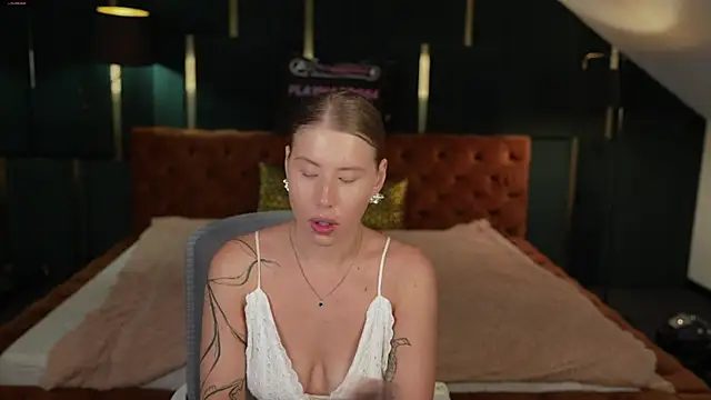 Snapshot of BadAfina chatting on 09.19.25 BadAfina online show from 09.19.25