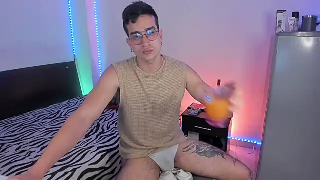 Snapshot of CamCumBoy chatting on 09.17.25 CamCumBoy online show from 09.17.25
