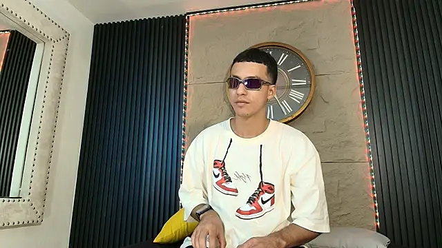 Snapshot of Marcus_Jeron chatting on 05.10.26 Marcus Jeron online show from 05.10.26
