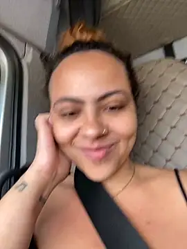 Chloe Leaozinho online show from 10.19.25