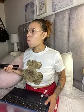 Snapshot of juliana-mancini chatting on 03.31.26 juliana-mancini online show from 03.31.26