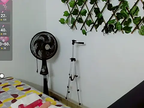 sara arias00 online show from 10.28.25