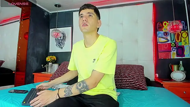 Snapshot of Matteo12_ chatting on 10.01.25 Matteo12 online show from 10.01.25