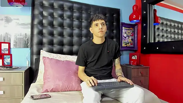 Snapshot of Matteo12_ chatting on 10.05.25 Matteo12 online show from 10.05.25