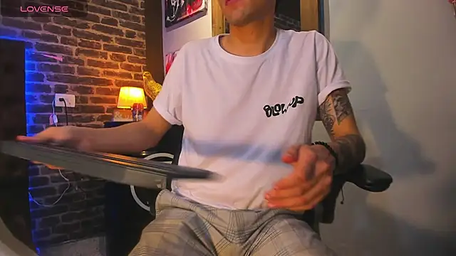 Snapshot of Matteo12_ chatting on 10.06.25 Matteo12 online show from 10.06.25