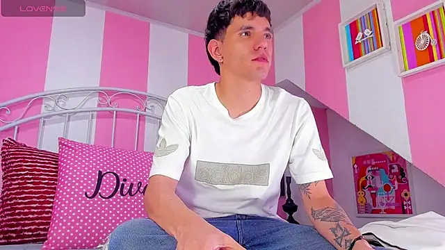 Snapshot of Matteo12_ chatting on 10.08.25 Matteo12 online show from 10.08.25