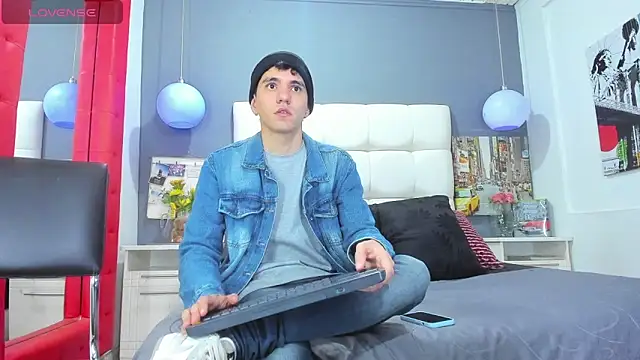 Snapshot of Matteo12_ chatting on 10.25.25 Matteo12 online show from 10.25.25