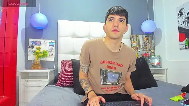 Snapshot of Matteo12_ chatting on 10.27.25 Matteo12 online show from 10.27.25