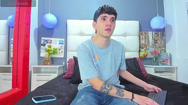 Snapshot of Matteo12_ chatting on 10.28.25 Matteo12 online show from 10.28.25