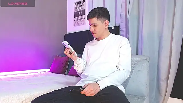 Snapshot of Matteo12_ chatting on 11.11.25 Matteo12 online show from 11.11.25