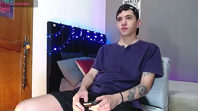 Snapshot of Matteo12_ chatting on 12.04.25 Matteo12 online show from 12.04.25