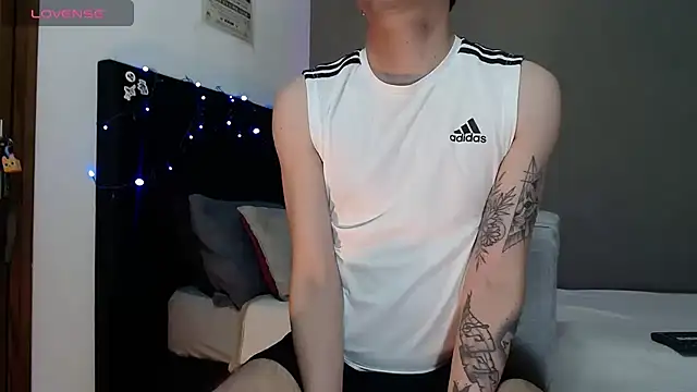 Snapshot of Matteo12_ chatting on 12.17.25 Matteo12 online show from 12.17.25