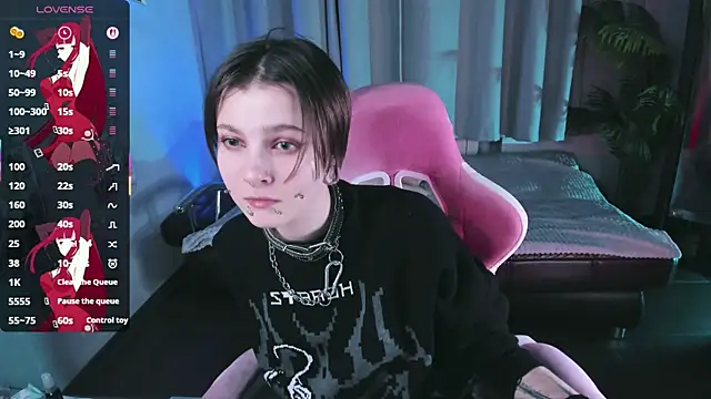 Snapshot of MiraVelle chatting on 11.22.25 MiraVelle online show from 11.22.25