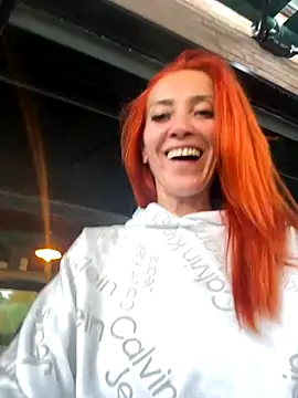 Snapshot of MikaelaBloom chatting on 10.11.25 MikaelaBloom online show from 10.11.25