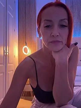 Snapshot of MikaelaBloom chatting on 11.15.25 MikaelaBloom online show from 11.15.25