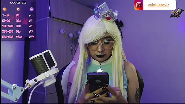 Snapshot of vainilla_doll chatting on 10.03.25 vainilla doll online show from 10.03.25