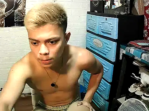 Snapshot of Pinoy_slutcummer69 chatting on 10.31.25 Pinoy slutcummer69 online show from 10.31.25