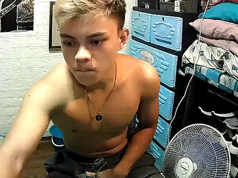 Snapshot of Pinoy_slutcummer69 chatting on 11.15.25 Pinoy slutcummer69 online show from 11.15.25