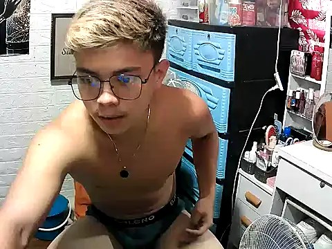 Snapshot of Pinoy_slutcummer69 chatting on 12.18.25 Pinoy slutcummer69 online show from 12.18.25