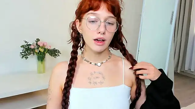 Snapshot of LeelooYolo chatting on 11.09.25 LeelooYolo online show from 11.09.25