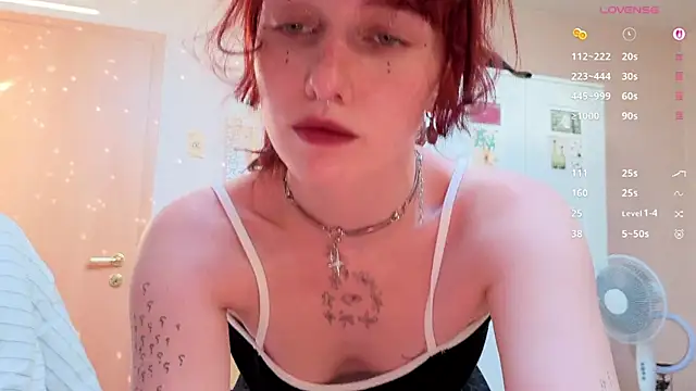 Snapshot of LeelooYolo chatting on 07.17.26 LeelooYolo online show from 07.17.26