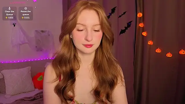 Snapshot of Betty_Twinkle chatting on 10.29.25 Betty Twinkle online show from 10.29.25