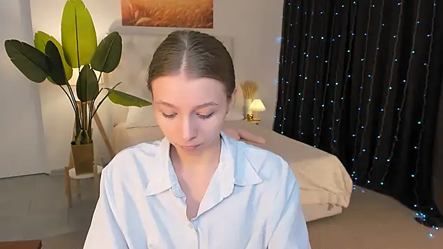 Snapshot of JulieDaniel chatting on 04.22.26 JulieDaniel online show from 04.22.26