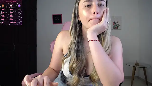 Snapshot of Veronika__Winslow_ chatting on 09.18.25 Veronika  Winslow  online show from 09.18.25