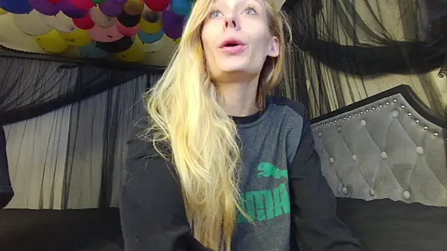 Snapshot of Lola_BugsBunny chatting on 10.29.25 Lola BugsBunny online show from 10.29.25