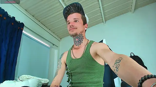 Snapshot of Gold_Loyal77 chatting on 10.09.25 Gold Loyal77 online show from 10.09.25