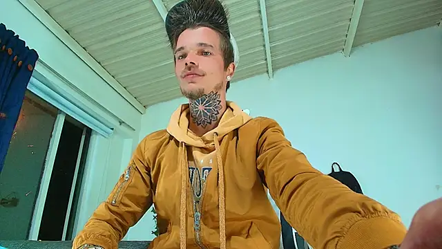 Snapshot of Gold_Loyal77 chatting on 10.18.25 Gold Loyal77 online show from 10.18.25