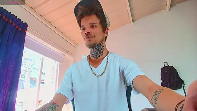 Snapshot of Gold_Loyal77 chatting on 12.01.25 Gold Loyal77 online show from 12.01.25