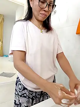 Snapshot of Mama_Eva_1 chatting on 12.23.25 Mama Eva 1 online show from 12.23.25