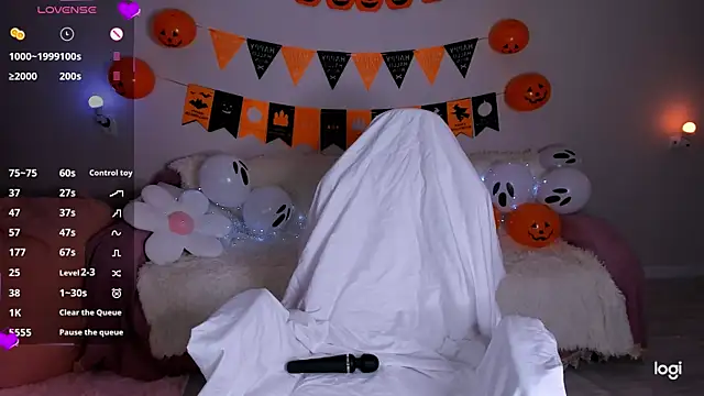 Snapshot of Momo_Ayase_ chatting on 10.30.25 Momo Ayase online show from 10.30.25