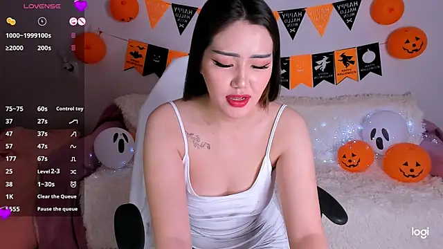 Snapshot of Momo_Ayase_ chatting on 11.01.25 Momo Ayase online show from 11.01.25