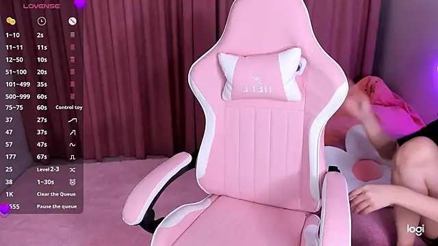 Snapshot of Momo_Ayase_ chatting on 11.12.25 Momo Ayase online show from 11.12.25